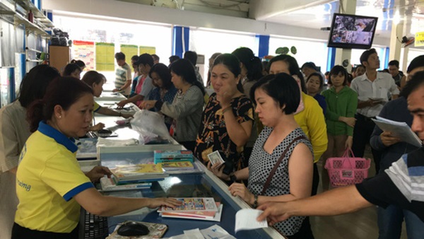 Qua ngày tựu trường, phụ huynh vẫn "chật vật" mua sách cho con 