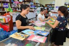 TPHCM: Phụ huynh cực khổ tìm mua Sách giáo khoa