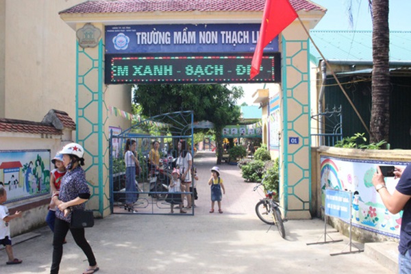 Phụ huynh đưa con đến nhập học nhưng ngập ngùi về vì trường thiếu giáo viên