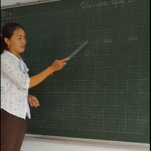 Cô giáo dạy đánh vần ‘kiểu mới’ cho học sinh lớp 1 - Ảnh 1