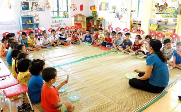 Phụ huynh đưa con đến nhập học nhưng ngập ngùi về vì trường thiếu giáo viên