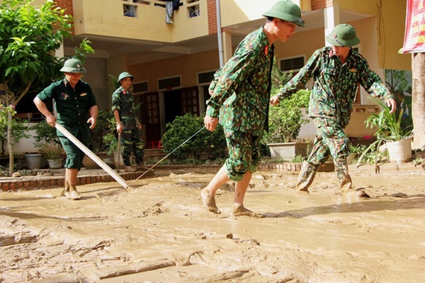 Hàng nghìn học sinh ở Nghệ An không thể tựu trường do lũ