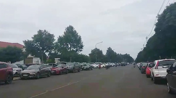 Hơn 500 ô tô đậu kín sân trường trong dịp họp đầu năm