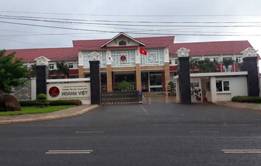 Hơn 500 ô tô đậu kín sân trường trong dịp họp đầu năm