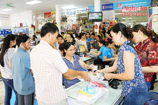Qua ngày tựu trường, phụ huynh vẫn "chật vật" mua sách cho con 