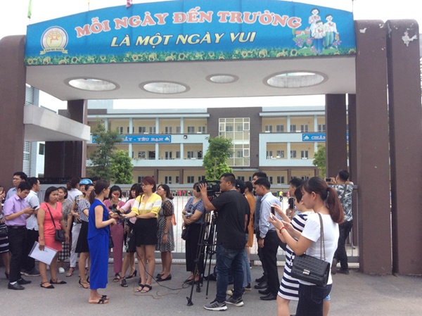 Phụ huynh ở Hà Nội bức xúc khi trường phân tuyến tuyển sinh Phụ huynh ở Hà Nội bức xúc khi trường phân tuyến tuyển sinh