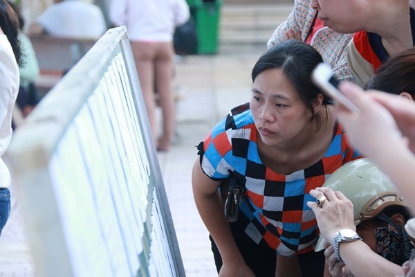 Phụ huynh ở Hà Nội bức xúc khi trường phân tuyến tuyển sinh Phụ huynh ở Hà Nội bức xúc khi trường phân tuyến tuyển sinh