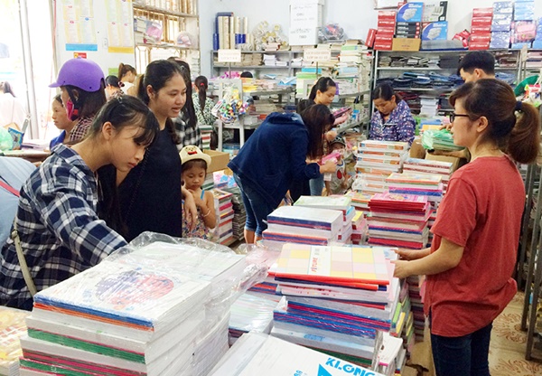 Phú Quốc: Phụ huynh bức xúc vì mãi không mua được sách giáo khoa lớp 1 Phú Quốc: Phụ huynh bức xúc vì mãi không mua được sách giáo khoa lớp 1