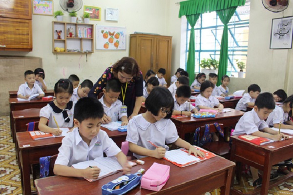 Thiếu hơn 2.500 giáo viên sau khi dừng hợp đồng lao động với gần 2.000 người Thiếu hơn 2.500 giáo viên sau khi dừng hợp đồng lao động với gần 2.000 người
