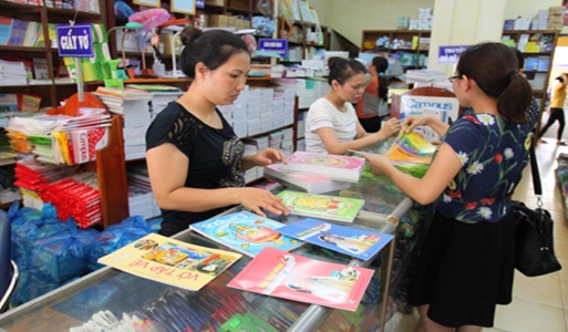 TPHCM: Phụ huynh cực khổ tìm mua Sách giáo khoa 