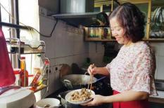 Cô giáo với bữa cơm trưa ấm lòng, miễn phí cho học sinh nghèo