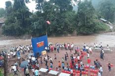 Học sinh Lai Châu khai giảng bên cạnh dòng lũ chảy xiết