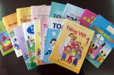 Học sinh chật vật "cõng" sách giáo khoa đến trường