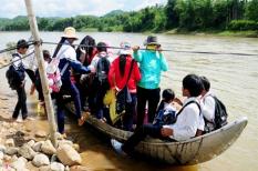 Mùa tựu trường vất vả vì mưa lũ kéo dài