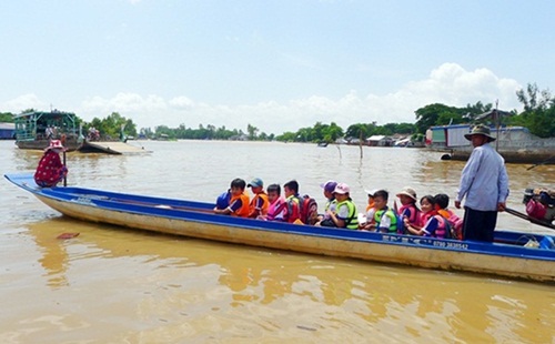 Bộ GD&ĐT cho phép học sinh tại khu vực rốn lũ Miền Tây nghỉ học