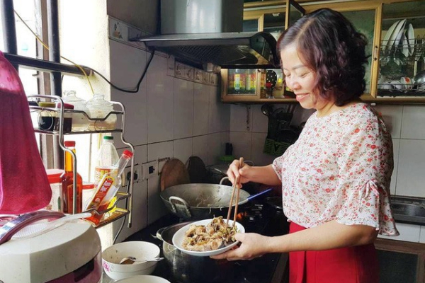 Cô giáo với bữa cơm trưa ấm lòng, miễn phí cho học sinh nghèo - Ảnh 1