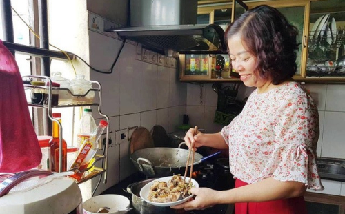 Cô giáo với bữa cơm trưa ấm lòng, miễn phí cho học sinh nghèo