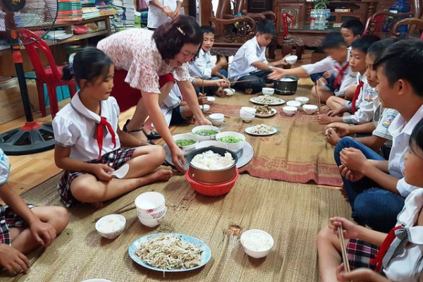 Cô giáo với bữa cơm trưa ấm lòng, miễn phí cho học sinh nghèo - Ảnh 2