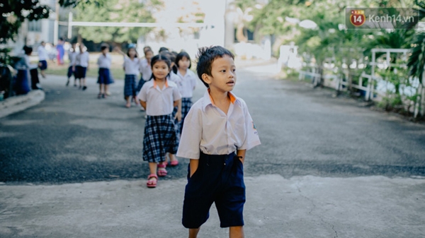 Đạt - Cậu bé xếp dép ở nhà thờ Đức Bà sẽ được đi học miễn phí suốt 12 năm - Ảnh 1