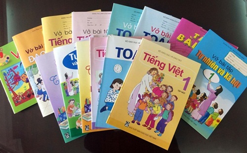 Học sinh chật vật "cõng" sách giáo khoa đến trường