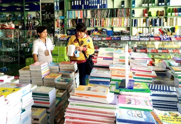 Phụ huynh là "sân sau" để nhà xuất bản sách bù lỗ? Phụ huynh là "sân sau" để nhà xuất bản sách bù lỗ?