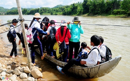 Mùa tựu trường vất vả vì mưa lũ kéo dài