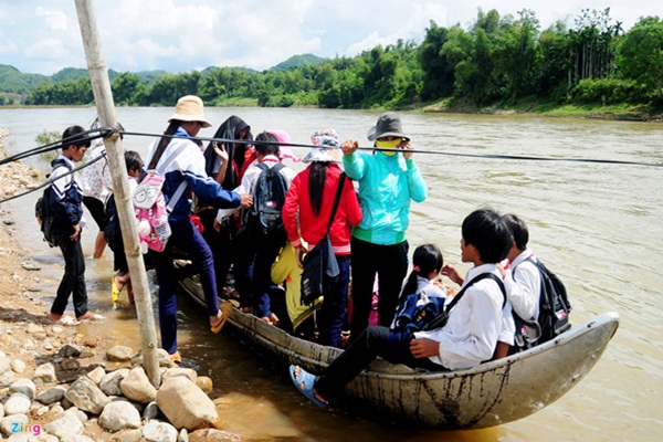 Mùa tựu trường vất vả vì mưa lũ kéo dài - Ảnh 2