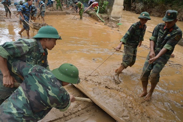 Mùa tựu trường vất vả vì mưa lũ kéo dài - Ảnh 1