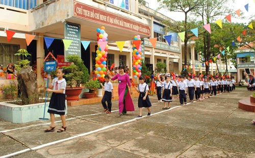Nỗi lo phụ phí đầu năm học mới