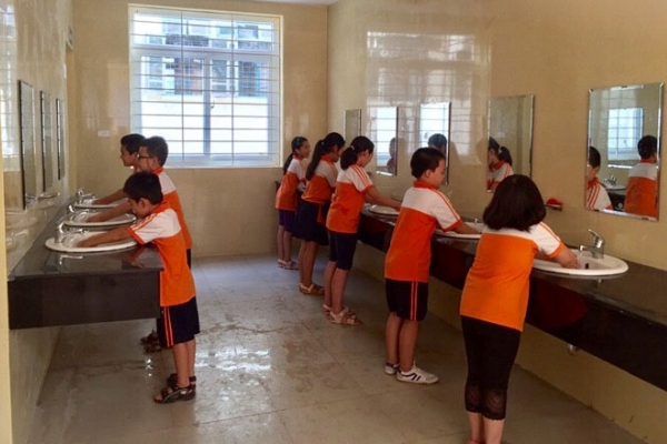 Nỗi khiếp sợ mang tên nhà vệ sinh tại các trường học  sẽ được xây dựng đạt chuẩn - Ảnh 1