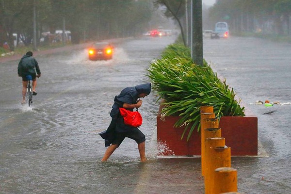 Siêu bão Mangkhut đổ bộ học sinh được Chính phủ cho phép nghỉ học tránh bão - Ảnh 2
