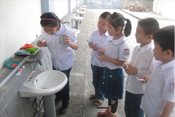 Sở GD&ĐT Hà Nội đặt biệt quan tâm đến việc triển khai xây dựng nhà vệ sinh học đường - Ảnh 1