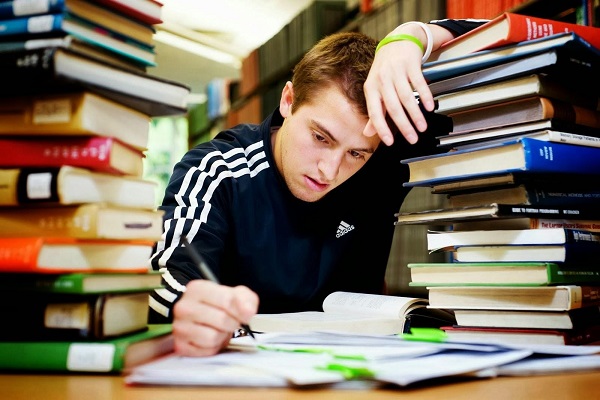 Người mới bắt đầu nên tự học TOEIC tại nhà hay đến trung tâm ôn luyện? - Ảnh 1