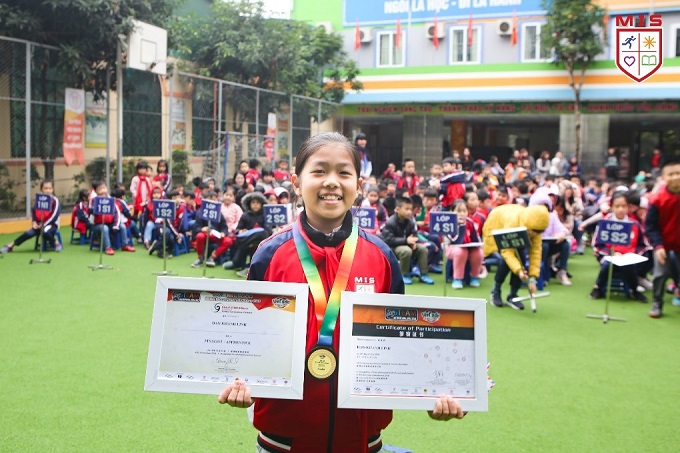 Học sinh trường MIS lãnh giải thưởng