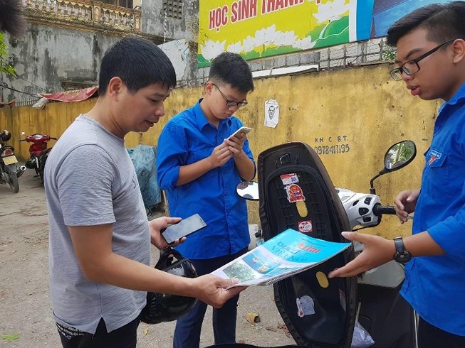 Nhiều thí sinh bật khóc trước cổng trường vì quên mang giấy báo thi và Atlat