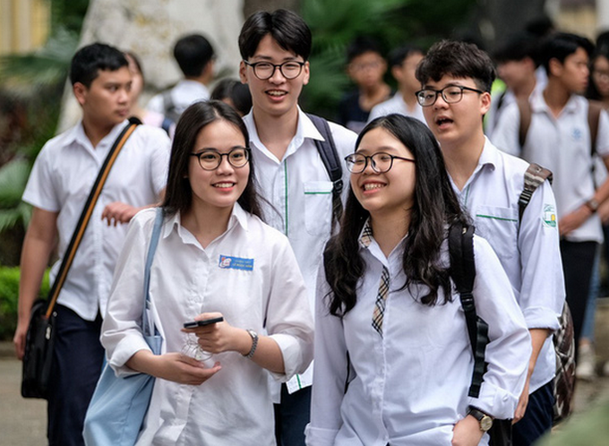 Tuyển sinh lớp 10 Hà Nội: Đề thi khá dễ, điểm chuẩn có thể tăng - Ảnh 1