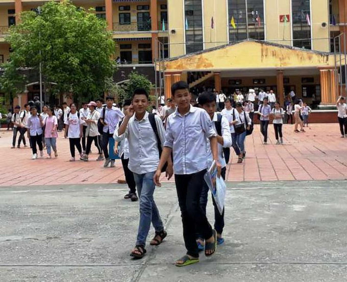 Tuyển sinh lớp 10 Thái Bình: Đề thi môn Toán hơi dài  nhưng không khó - Ảnh 2