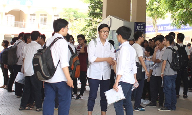 thí sinh làm thủ tục thi vào trường công lập tăng tuyển sinh lớp 10 tăng cao