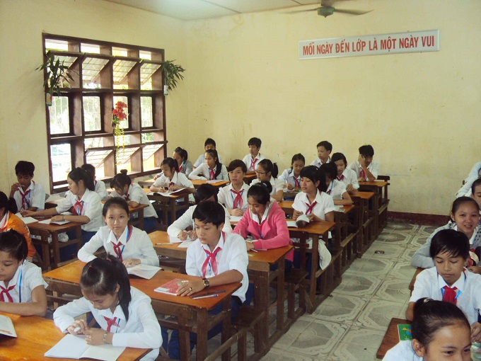 Sĩ số lớp đông, khó khăn cho cả cô lẫn trò