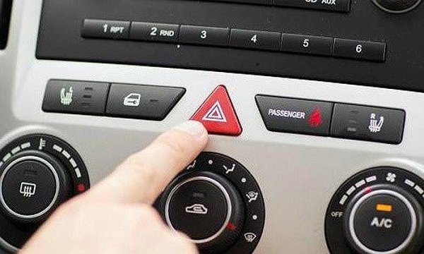 Dạy con kỹ năng thoát hiểm khi xe ô tô đóng kín cửa - Ảnh 2