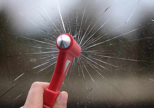 Dạy con kỹ năng thoát hiểm khi xe ô tô đóng kín cửa - Ảnh 3