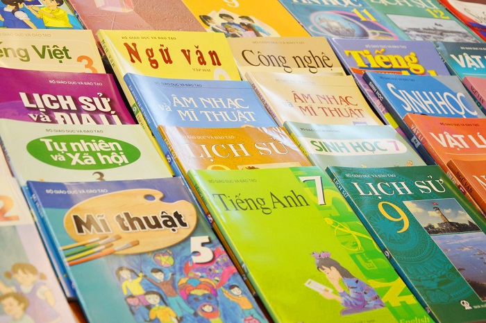 Bày bán tràn lan sách giáo khoa giả tại một số địa phương - Ảnh 2