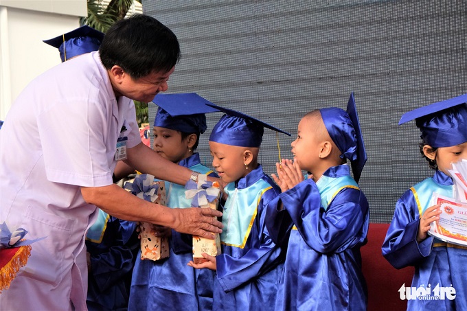 Lễ khai giảng của các bệnh nhi tại Bệnh viện Ung bướu TP.HCM - Ảnh 4