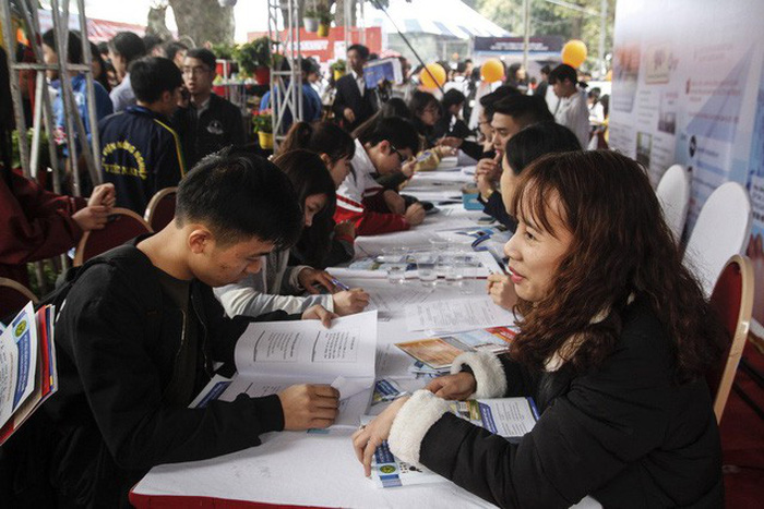 Cử nhân giấu bằng đại học làm việc phổ thông: Nguyên nhân do đâu? - Ảnh 2