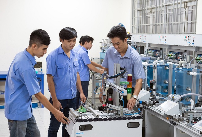 Cử nhân giấu bằng đại học làm việc phổ thông: Nguyên nhân do đâu? - Ảnh 1