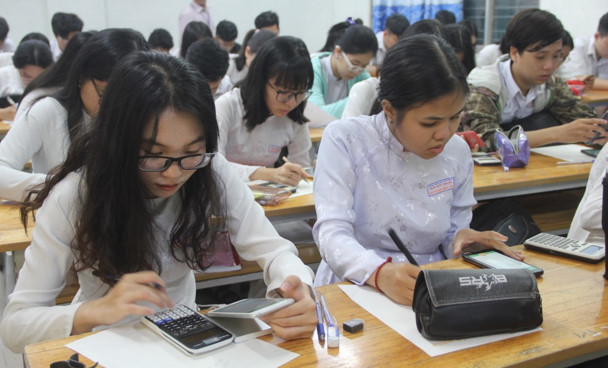 Học sinh làm bài kiểm tra online ngay trên điện thoại