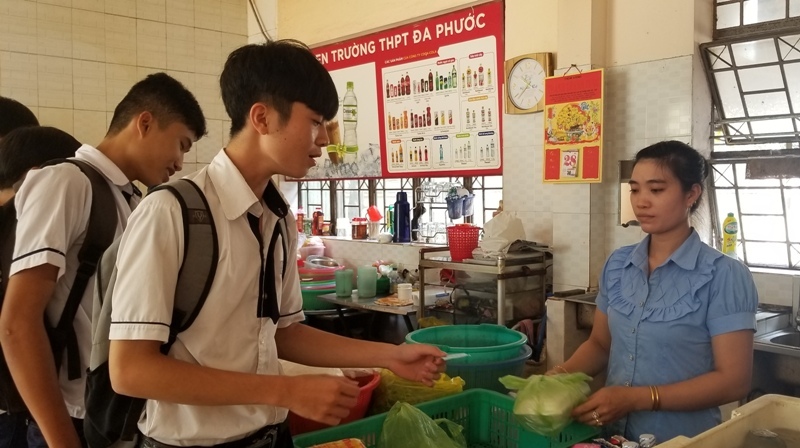 Ngôi trường phát phiếu ăn miễn phí cho học sinh hoàn cảnh khó khăn - Ảnh 1