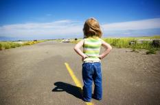 Nhớ lời mẹ dặn bé gái dù đi lạc cũng không dám hỏi đường