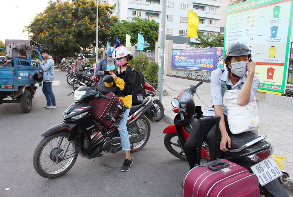 sinh viên dọn đồ đi