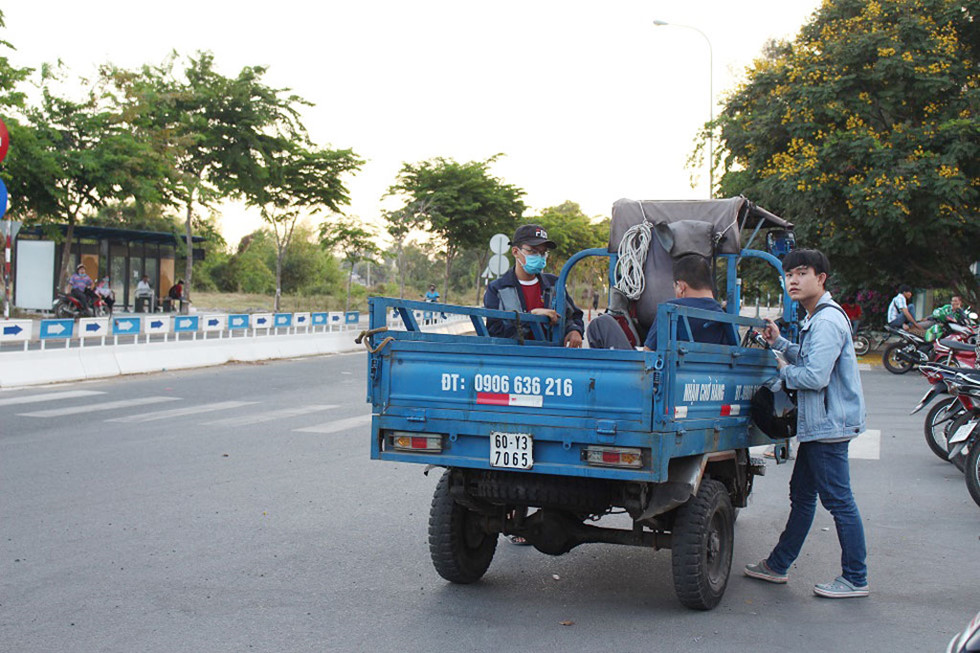 Sinh viên rời KTX ĐH Quốc Gia TPHCM để nhường chỗ cách ly